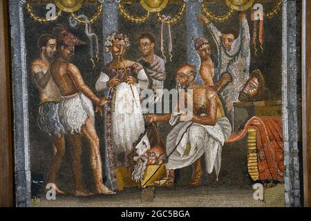 Mosaïque représentant les acteurs du talinum se préparant à une performance. Musée archéologique national, Naples, Italie. Banque D'Images