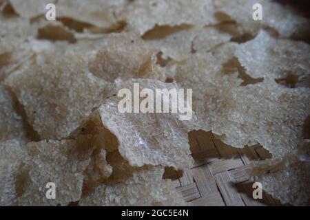 Tiendar de kerupuk brut (puli, kerupuk beras, Lempeng Puli) avec un fond naturel. Jendar de Kerupuk à base de riz usagé (craquelins de riz) Banque D'Images