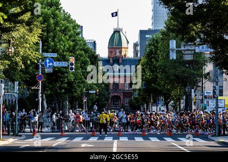 Sapporo, Japon. 7 août 2021. Les coureurs passent devant le bâtiment du brique rouge, l'ancien bureau du gouvernement Hokkaido, dans le centre-ville de Sapporo Athletics : Marathon des femmes pendant les Jeux Olympiques de Tokyo 2020 au parc Sapporo Odori à Sapporo, Japon . Credit: Takeshi Nishimoto/AFLO SPORT/Alay Live News Banque D'Images