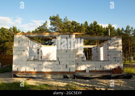 L'objet de la construction inachevée est une future maison faite d'un bloc de béton poreux. 1er étage avec grenier. Le logement dans les zones rurales est sous le contre Banque D'Images