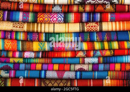 Velours textile des Andes sur le marché artisanal de Cusco, Pérou. Banque D'Images