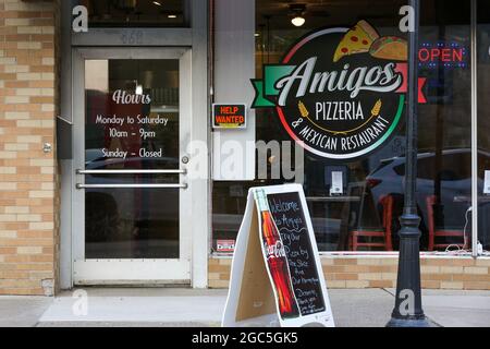 Danville, États-Unis. 06e août 2021. Un panneau « Help Wanted » est visible au restaurant Amigos Pizzeria & Mexican à Danville, en Pennsylvanie, le 6 août 2021. Credit: SIPA USA/Alay Live News Banque D'Images