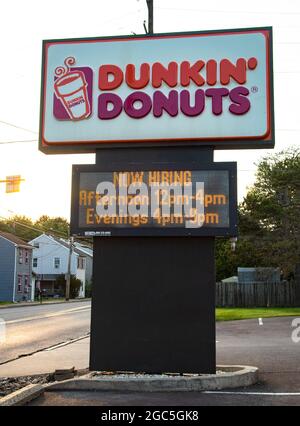 Danville, États-Unis. 06e août 2021. Un panneau maintenant à l'embauche est vu à une franchise Dunkin' Donuts à Danville, Pennsylvanie, le 6 août 2021. Credit: SIPA USA/Alay Live News Banque D'Images