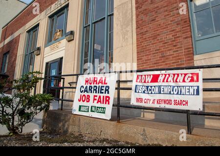 Danville, États-Unis. 06e août 2021. Des panneaux pour un salon de l'emploi des transporteurs ruraux sont affichés au bureau de poste de Danville, en Pennsylvanie, le 6 août 2021. Credit: SIPA USA/Alay Live News Banque D'Images