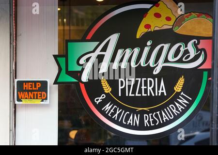 Danville, États-Unis. 06e août 2021. Un panneau « Help Wanted » est visible au restaurant Amigos Pizzeria & Mexican à Danville, en Pennsylvanie, le 6 août 2021. Credit: SIPA USA/Alay Live News Banque D'Images