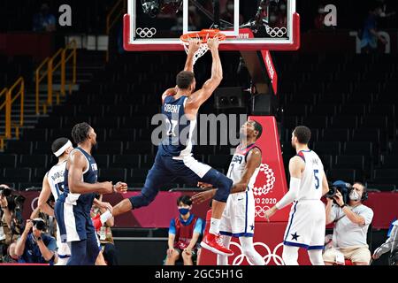 Tokyo, Japon. 06e août 2021. Le centre de France Rudy Gobert #27, dunks le ballon lors de la finale masculine de basket-ball aux Jeux Olympiques de Tokyo, au Japon, le samedi 7 août 2021. Photo de Richard Ellis/UPI crédit: UPI/Alay Live News Banque D'Images