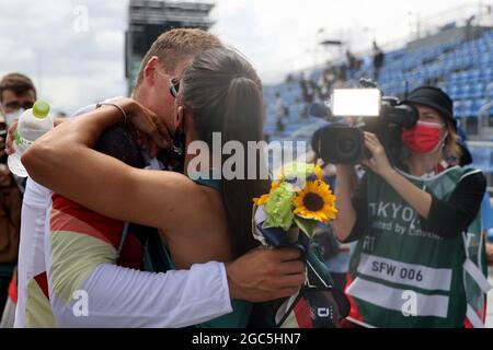 Tokyo, Japon. 07e août 2021. Canoë : Jeux olympiques, kayak quatre, 500m, hommes, finale de la voie navigable de la forêt marine. Kayak foursome d'Allemagne avec Tom Liebscher hisse sa petite amie Dora Lucz. Credit: Jan Woitas/dpa/Alay Live News Banque D'Images