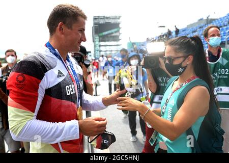 Tokyo, Japon. 07e août 2021. Canoë : Jeux olympiques, kayak quatre, 500m, hommes, finale de la voie navigable de la forêt marine. Kayak foursome d'Allemagne avec Tom Liebscher va à sa petite amie Dora Lucz. Credit: Jan Woitas/dpa/Alay Live News Banque D'Images