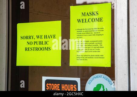 Danville, États-Unis. 06e août 2021. Un panneau de lecture 'masques sont les bienvenus' vu sur la porte de Beiter's Department Store.les entreprises à Danville, Pennsylvanie montrent des panneaux avec des exigences de masque dans les cas COVID-19. Crédit : SOPA Images Limited/Alamy Live News Banque D'Images