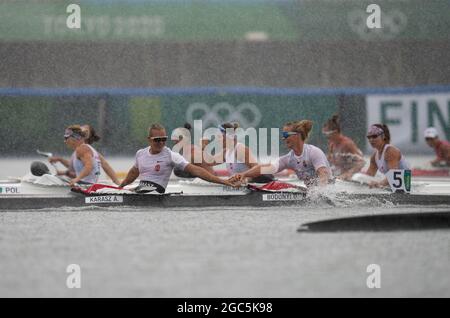 Tokyo, Japon. 7 août 2021. Anna Karasz (L), de Hongrie, tient la main de Dora Bodonyi, coéquipier après la finale de quatre 500 m du kayak féminin de sprint en canoë aux Jeux Olympiques de Tokyo 2020 à Tokyo, au Japon, le 7 août 2021. Credit: FEI Maohua/Xinhua/Alamy Live News Banque D'Images