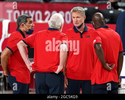 L'entraîneur adjoint américain Steve Kerr parle avec Lloyd Daniel Pierce (à droite) et l'entraîneur-chef Gregg Popovich (deuxième à gauche) lors du match de la médaille d'or des hommes à la Saitama Super Arena le quinzième jour des Jeux Olympiques de Tokyo en 2020 au Japon. Date de la photo: Samedi 7 août 2021. Banque D'Images