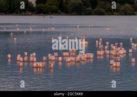 Seattle, États-Unis. 6 août 2021. Sur deux lanternes flottantes en papier de riz au mémorial du 76e anniversaire de Hiroshima à Hope. Les gens se rassemblent chaque année sur les rives du lac Green, juste au nord du centre-ville de Seattle, ils éclairent les lanternes en papier de riz avec des bougies dans les mémoires des victimes de l'attentat à la bombe nucléaire d'Hiroshima pendant la deuxième Guerre mondiale. Crédit : James Anderson/Alay Banque D'Images