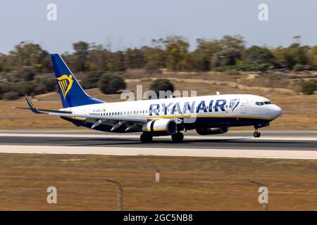 Ryanair Boeing 737-8AS (Reg.: EI-DPL) se retouchant avec un nuage de caoutchouc brûlé. Banque D'Images