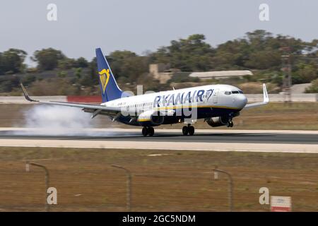 Ryanair Boeing 737-8AS (Reg.: EI-DPL) se retouchant avec un nuage de caoutchouc brûlé. Banque D'Images