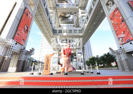 Tokyo, Japon. 05 août 2021. Vue générale du bâtiment du quartier général de Fuji Television décoré avec la publicité de l'ASICS lors des Jeux Olympiques de Tokyo en 2020 à Tokyo, au Japon, le 5 août 2021. Crédit: AFLO SPORT/Alamy Live News crédit: AFLO Co. Ltd./Alamy Live News Banque D'Images