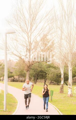 Couple de remise en forme courant dans le parc Banque D'Images