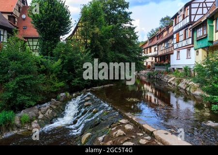 Vue sur le village de Kaysersberg en Alsace en été Banque D'Images