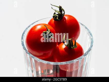 tomates cerises dans un verre, mise au point sélective Banque D'Images