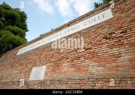 Mur sur la colline infinie avec l'inscription dédiée au célèbre poème 'l'Infinito' de Giacomo Leopardi (1798-1837), Recanati, Marche, Italie Banque D'Images