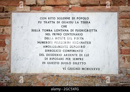 Inscription sur la colline infinie dédiée au célèbre poète Giacomo Leopardi (1798-1837) lors du premier centenaire de sa mort, Recanati, Marche, Italie Banque D'Images