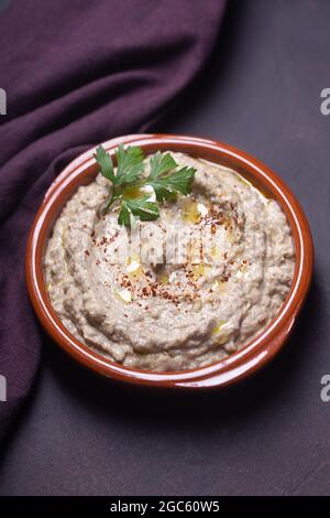 Baba ganoush apéritif, Ezme de cuisine orientale, Levantine avec herbes à base d'aubergines cuites au four avec pâte de sésame sur fond sombre Banque D'Images