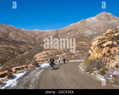 Coureurs sur le col Swartberg avec neige, Afrique du Sud Banque D'Images