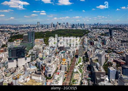 Tokyo, Japon. 06e août 2021. L'horizon de Tokyo et le stade national Yoyogi de 1964 conçu par l'architecte Kenzo Tange vu depuis le toit de la place Shibuya Scramble. Crédit : SOPA Images Limited/Alamy Live News Banque D'Images