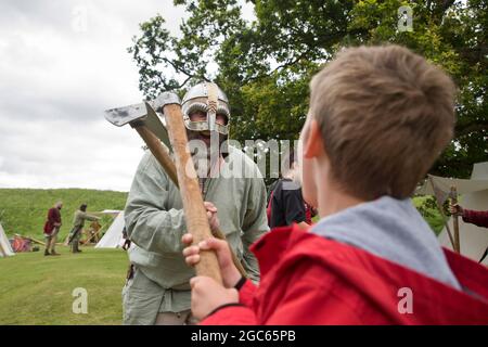 1er août 2021. Norfolk, Angleterre. L'événement les soldats à travers les âges à Castle Rising, le premier événement public au château du XIIe siècle depuis avant la pandémie de Covid. Eddie Logan (6 ans) de Ely, prend le viking Eanar, alias Paul Castle de la avec le groupe de reconstitution des viking d'Utlaegr. Banque D'Images