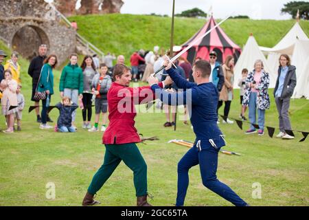 1er août 2021. Norfolk, Angleterre. L'événement les soldats à travers les âges à Castle Rising, le premier événement public au château du XIIe siècle depuis avant la pandémie de Covid. Les membres du groupe médiéval des arts martiaux exilés démontrent leurs compétences au sabre et leur vaste connaissance de la légitime défense armée et non armée aux visiteurs. Banque D'Images