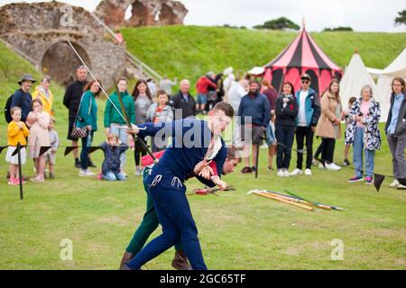 1er août 2021. Norfolk, Angleterre. L'événement les soldats à travers les âges à Castle Rising, le premier événement public au château du XIIe siècle depuis avant la pandémie de Covid. Les membres du groupe médiéval des arts martiaux exilés démontrent leurs compétences au sabre et leur vaste connaissance de la légitime défense armée et non armée aux visiteurs. Banque D'Images