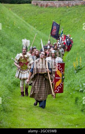 1er août 2021. Norfolk, Angleterre. L'événement les soldats à travers les âges à Castle Rising, le premier événement public au château du XIIe siècle depuis avant la pandémie de Covid. Dirigé par la reine Boudica, une parade de ré-acteurs autour de la douve du château, représentant des guerriers de la Grande-Bretagne romaine jusqu'aux deux guerres mondiales. Banque D'Images