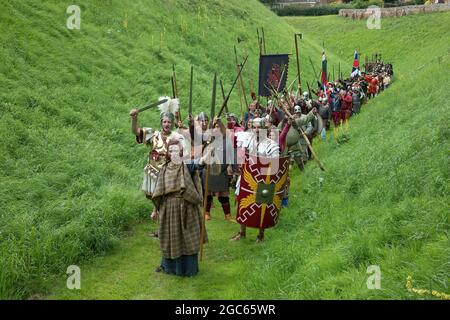 1er août 2021. Norfolk, Angleterre. L'événement les soldats à travers les âges à Castle Rising, le premier événement public au château du XIIe siècle depuis avant la pandémie de Covid. Dirigé par la reine Boudica, une parade de ré-acteurs autour de la douve du château, représentant des guerriers de la Grande-Bretagne romaine jusqu'aux deux guerres mondiales. Banque D'Images