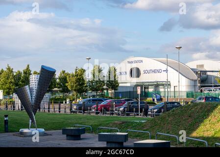 Bâtiment de la gare à l'aéroport Southend de Londres, Essex, Royaume-Uni, avec panneaux pour Londres et Southend. Sculpture RAF Rochford et parking Banque D'Images