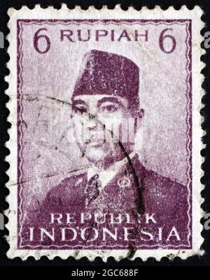 INDONÉSIE - VERS 1953 : un cachet imprimé en Indonésie montre le Président Sukarno, premier Président de l'Indonésie, vers 1953 Banque D'Images