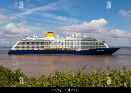 Spirit of Discovery se dirigeant vers les quais de Portbury Banque D'Images