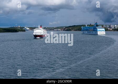 Maarianhamina / Finlande - 30 JUILLET 2021 : grands ferries pour passagers arrivant et partant du port de Mariehamn. MV Rosella exploité par Viking Line Pass Banque D'Images