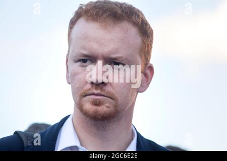 Moscou, Russie. 3 août 2021 député de la Douma d'Etat Denis Parfenov membre du Parti communiste russe communique avec les électeurs lors d'une réunion à Moscou, dans le cadre de la campagne électorale à la Douma d'Etat de la Fédération de Russie Banque D'Images