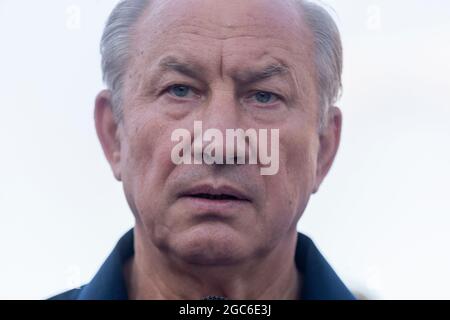 Moscou, Russie. Le 3 août 2021, Valery Rashkin, député de la Douma d'Etat, membre du Parti communiste russe, communique avec les électeurs lors d'une réunion à Moscou, dans le cadre de la campagne électorale à la Douma d'Etat de la Fédération de Russie Banque D'Images