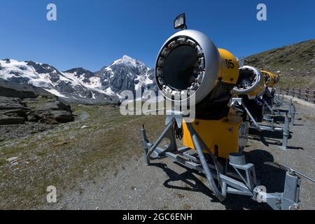 Canons à neige, cabane de Madriccio, Tyrol du Sud, Italie Banque D'Images