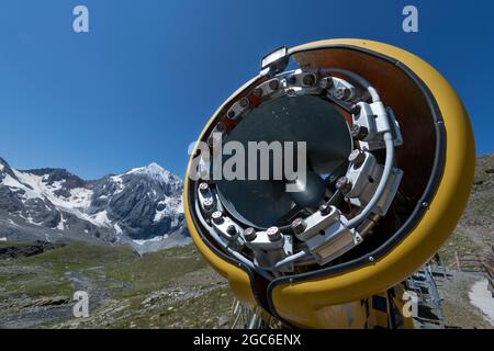 Canons à neige, cabane de Madriccio, Tyrol du Sud, Italie Banque D'Images