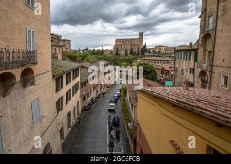 Paysage urbain de la cathédrale Basilique de San Domenico et rue médiévale ville de Sienne Toscane, Italie, avril. Banque D'Images