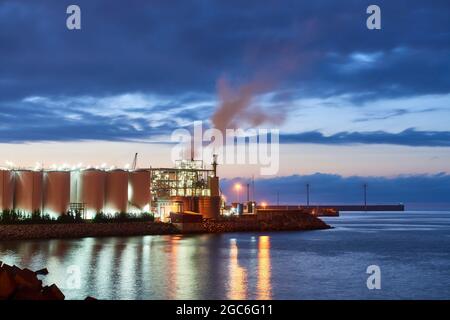 08/05/2021, détail d'une usine de nuit dans le port de Bilbao, Santurtzi, pays Basque, Espagne, Europe Banque D'Images