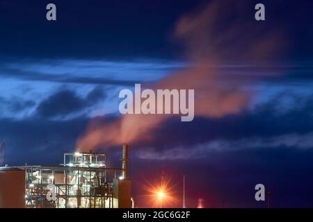 08/05/2021, détail d'une usine de nuit dans le port de Bilbao, Santurtzi, pays Basque, Espagne, Europe Banque D'Images