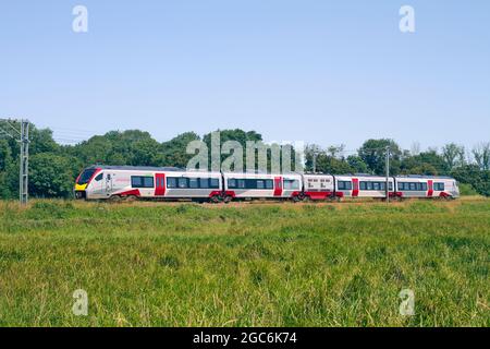 Un Stadler FLIRT mode bimode de classe 755 unité multiple numéro 755420 qui travaille le service 2L75 11:50 de Peterborough à Ipswich Greater Anglia à Ely. Banque D'Images