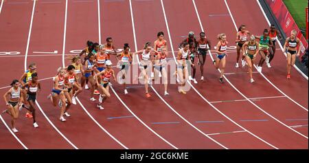 Jeux olympiques de Tokyo 2020 - Athlétisme - 10000m féminin - Stade olympique, Tokyo, Japon - 7 août 2021. Vue générale au début de la course REUTERS/Phil Noble