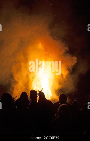 Le public regarde un grand feu de joie, dans le cadre d'un feu d'artifice spectaculaire Banque D'Images