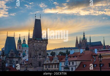 Prague au coucher du soleil, tour du pont de la ville de Lesser et château de Prague Banque D'Images