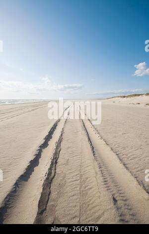Etats-Unis, Massachusetts, Nantucket Island, Madaket Beach, pistes pour pneus de véhicules 4x4 sur la plage Banque D'Images
