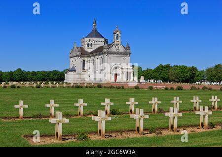 La basilique notre Dame de Lorette et le cimetière militaire (le plus grand cimetière militaire français au monde) à Ablain-Saint-Nazaire (pas-de-Calais), en France Banque D'Images