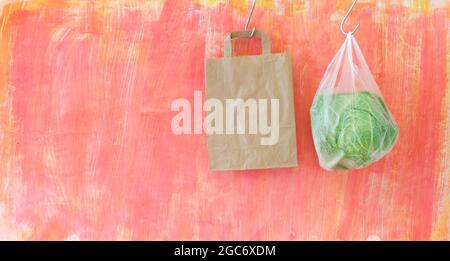 chou dans un sac en plastique et un sac en papier vide, interdiction sur les plastiques pour l'emballage alimentaire concept Banque D'Images